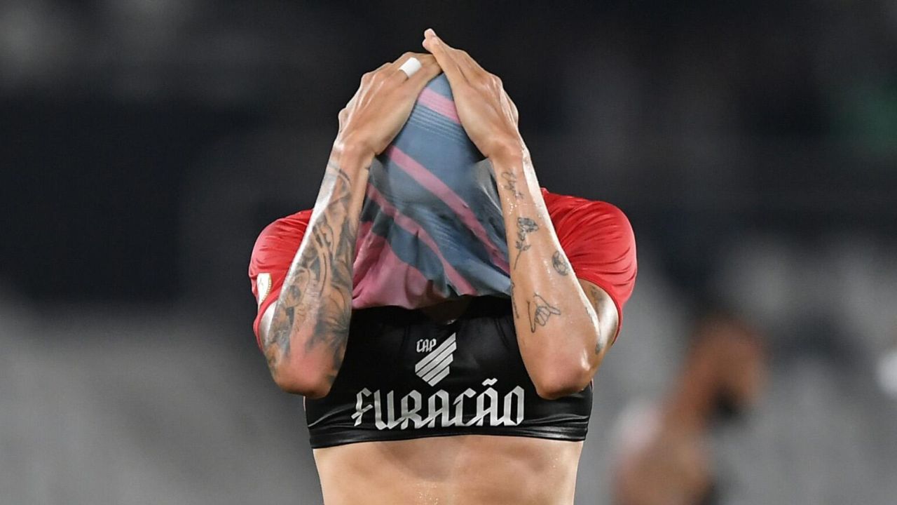Vilão em queda do Athletico some e não joga há meses na Europa