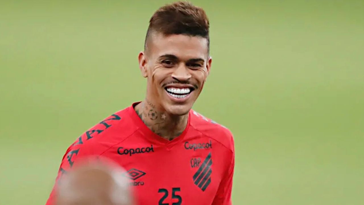 Coritiba anuncia contratação de volante que teve passagem polêmica pelo Athletico