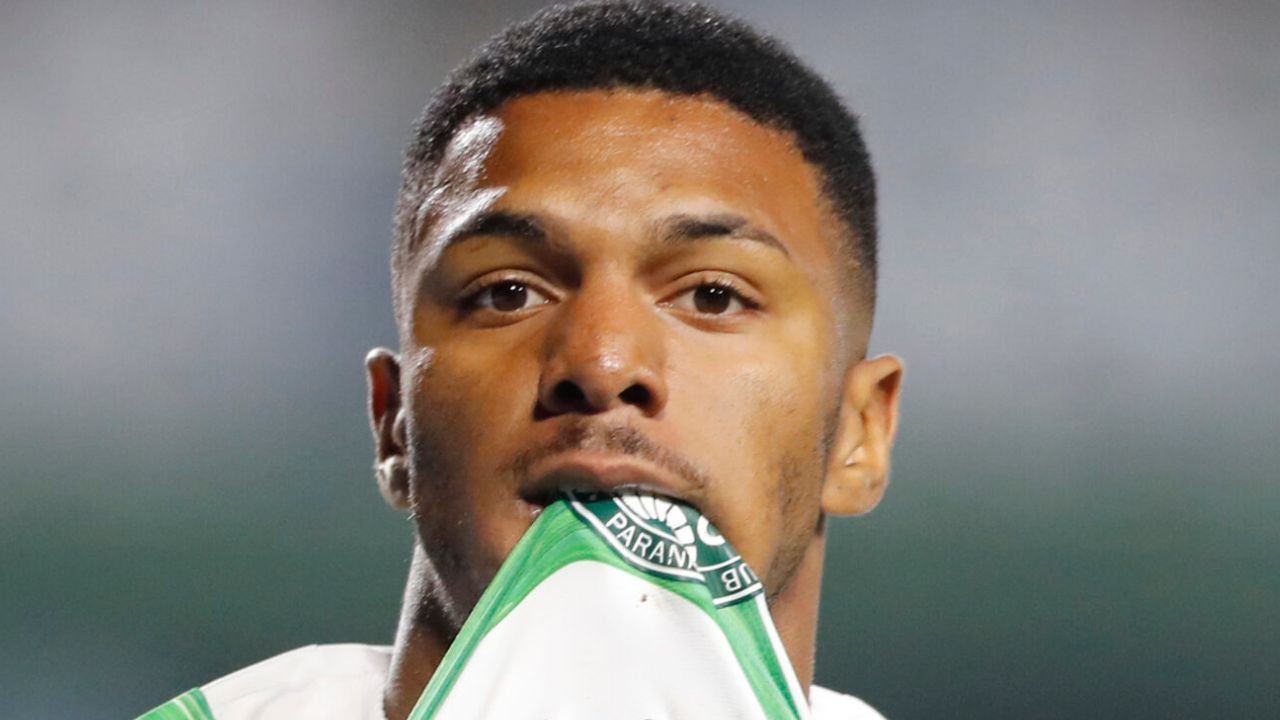 Revelação do Coritiba encaminha transferência para clube da Europa