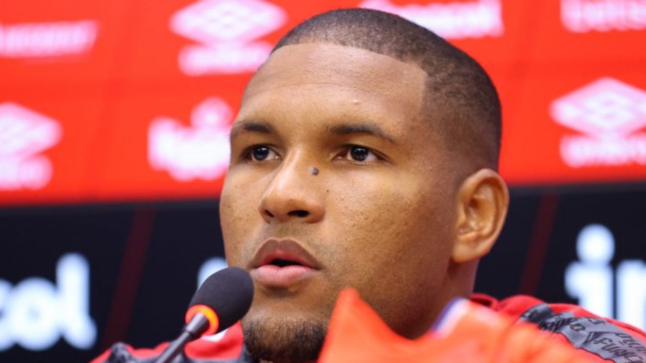 Ex-Athletico é anunciado por rival do Brasileirão