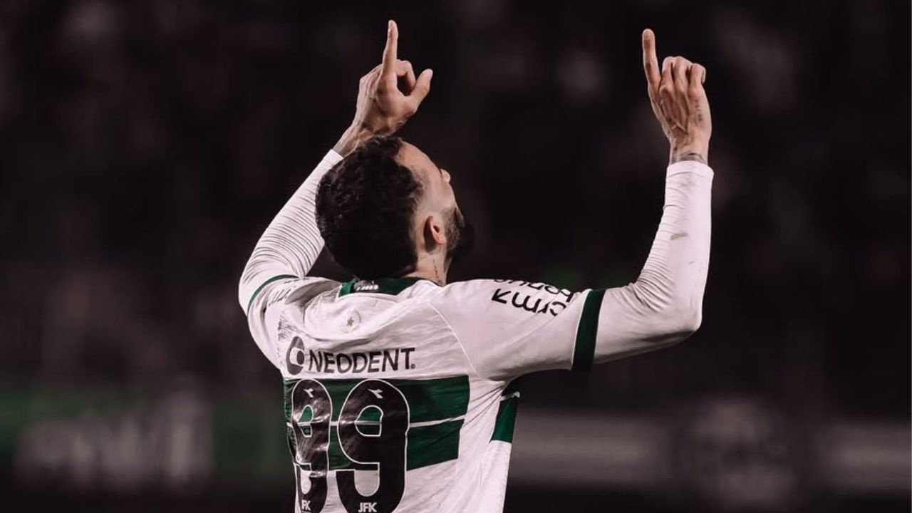 Atacante do Coritiba vive dia especial no Couto Pereira após oito meses