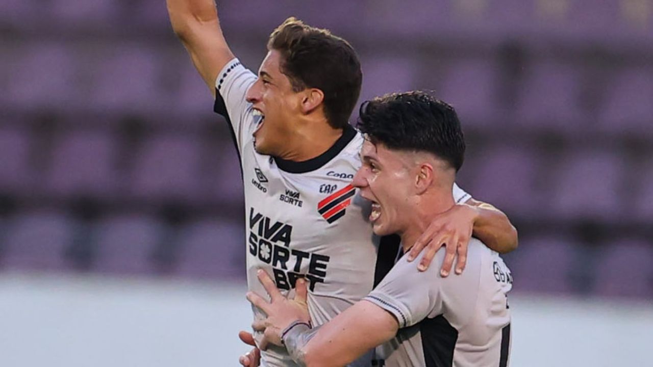 Athletico renova contrato com meia que foi herói no acesso