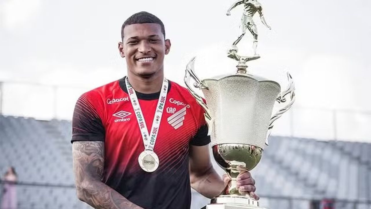 Athletico tira artilheiro de clube da Série B e o empresta para a Europa