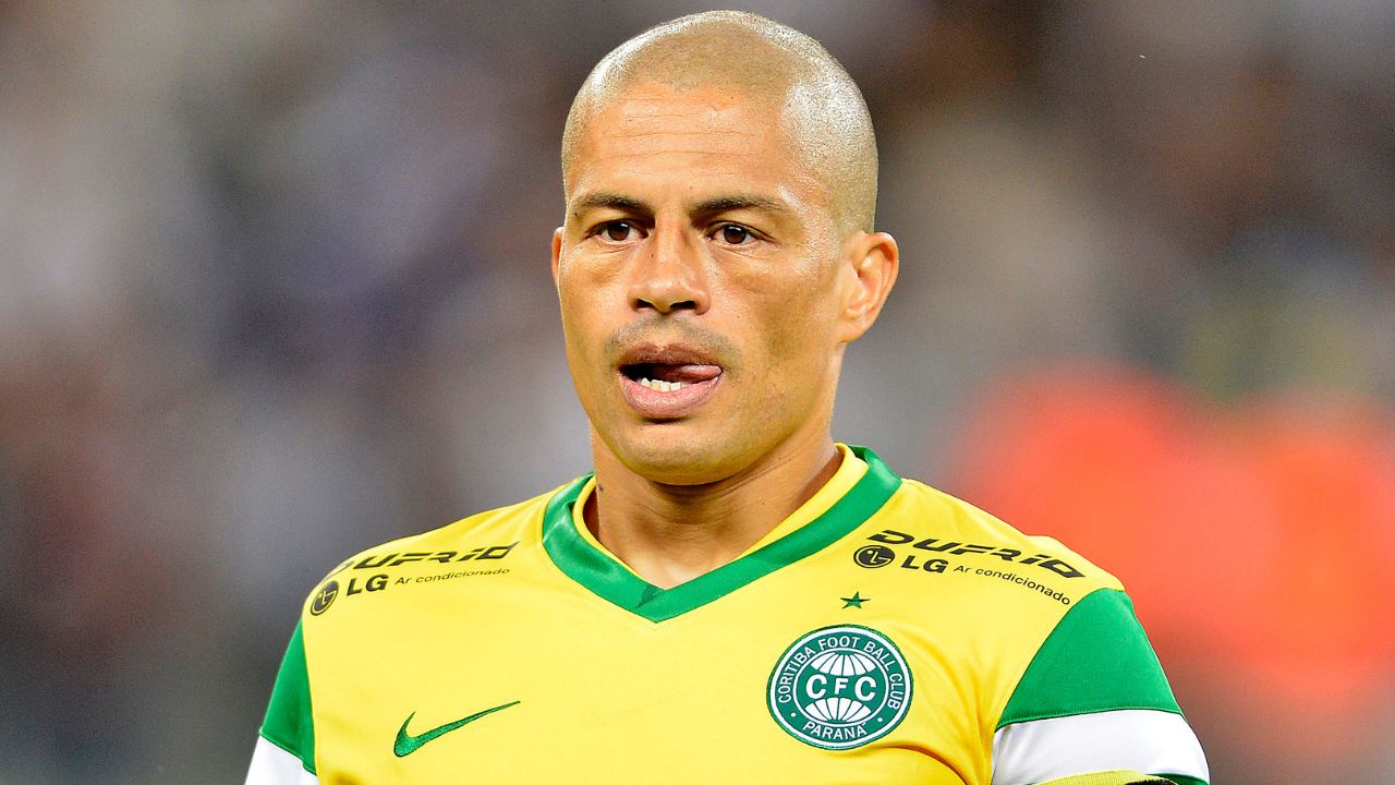 Coritiba tenta quebrar tabu de 10 anos contra o Grêmio; veja a provável escalação