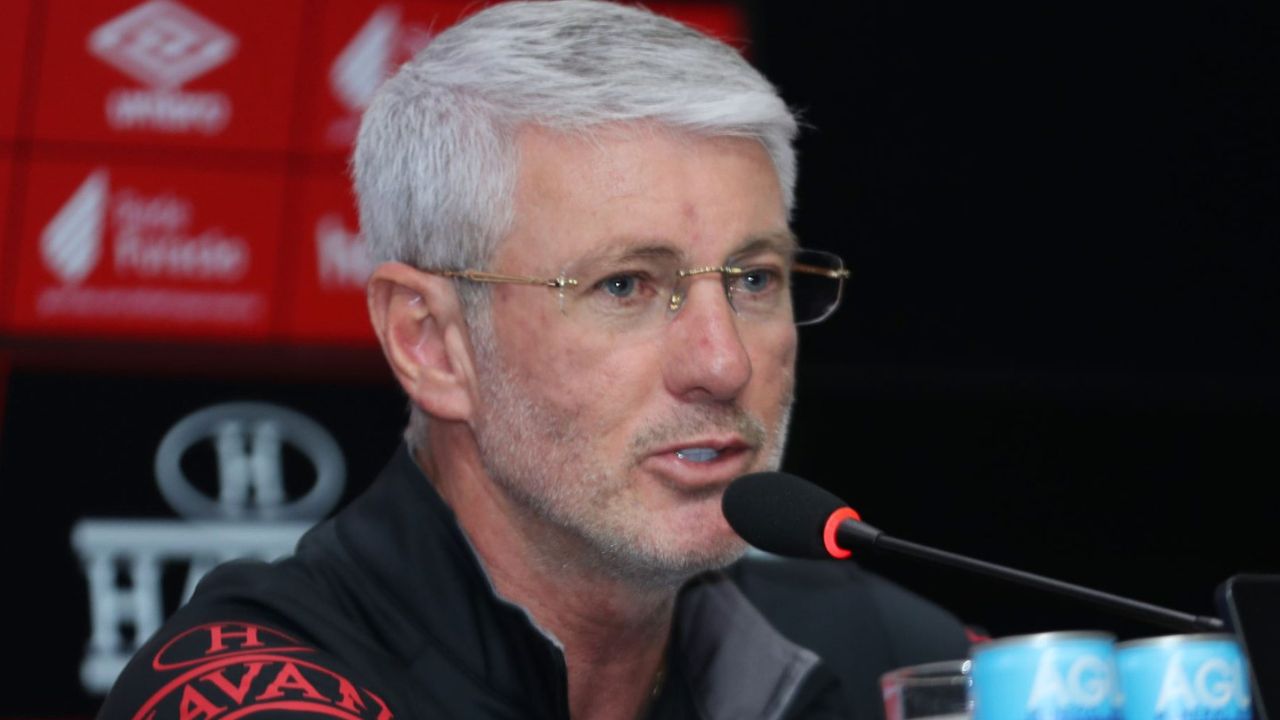 Odair detona arbitragem após vitória do Athletico e dispara: “Estão caçando Viveros”