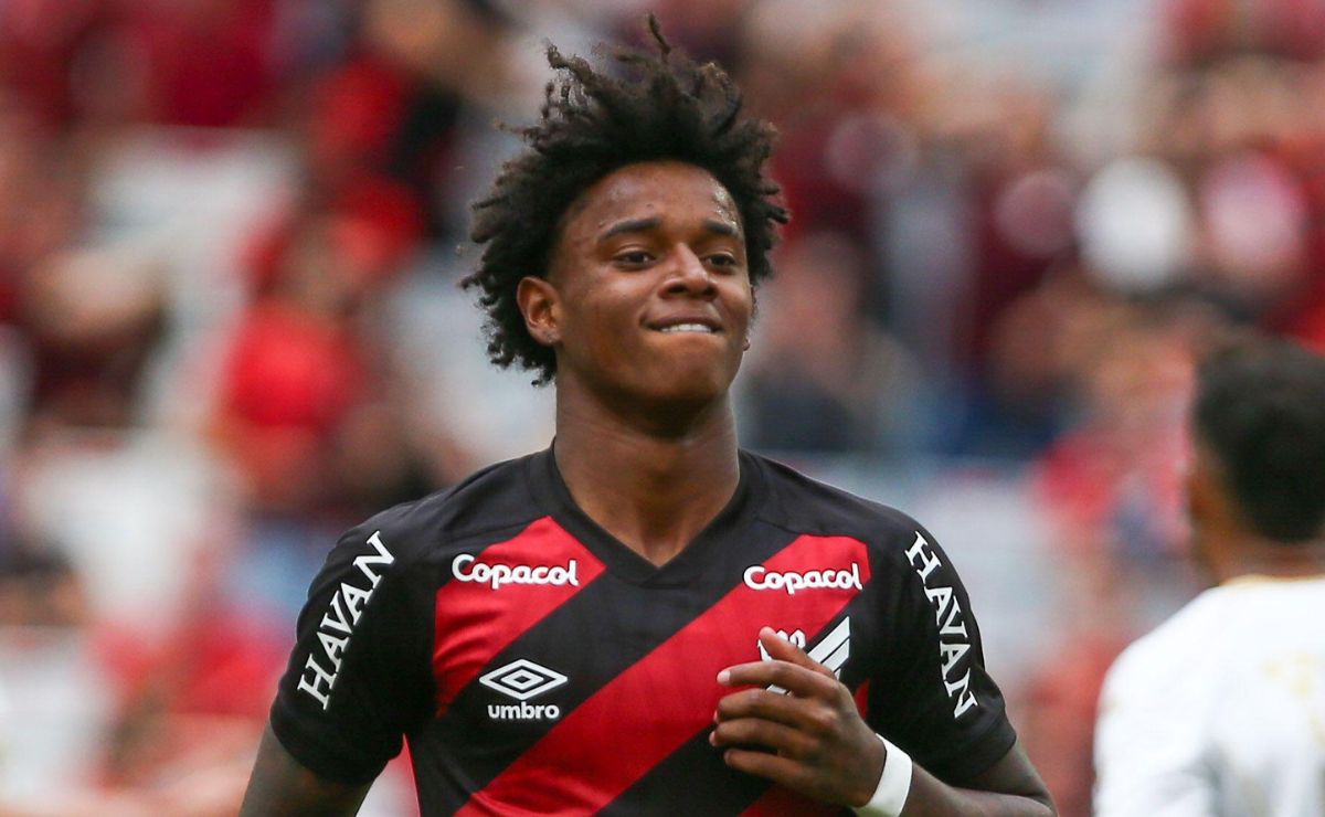 Bruninho vai jogar no Athletico até sair? Odair revela papo especial com a joia