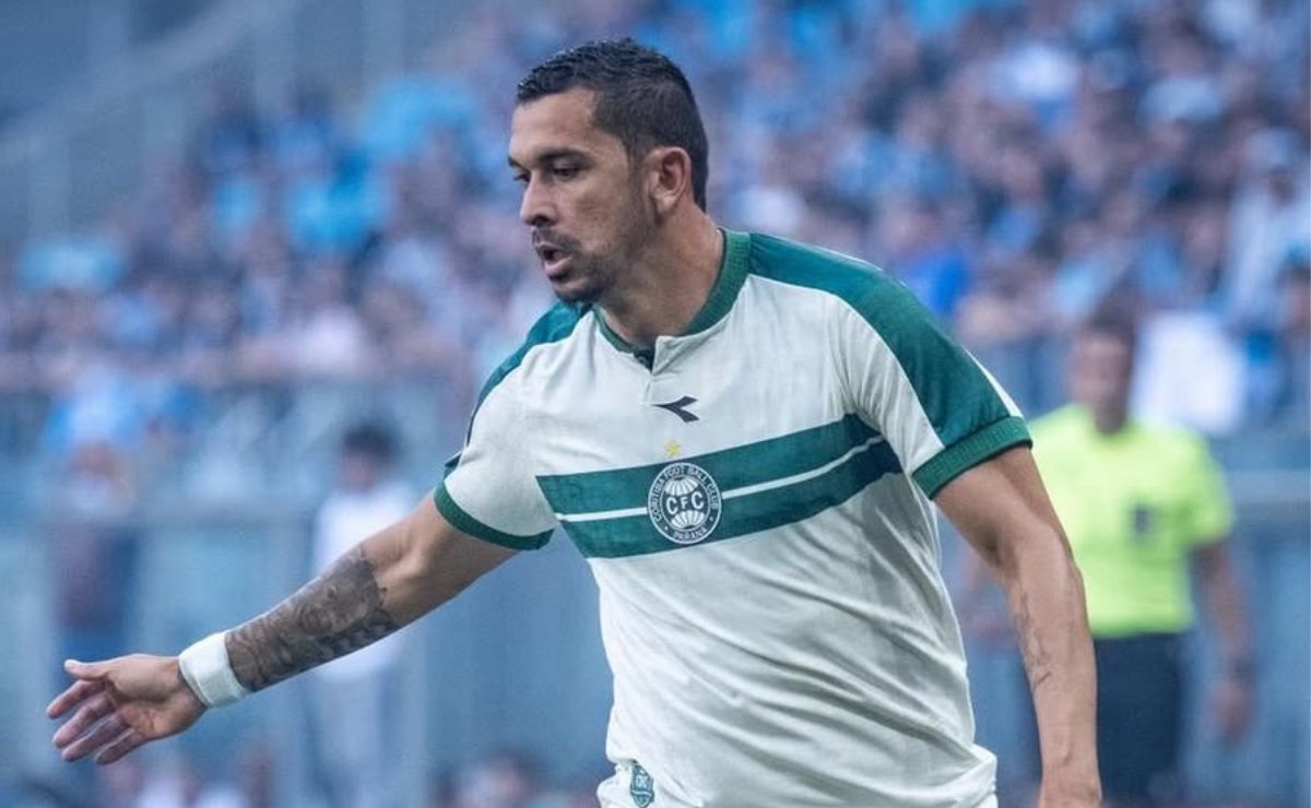 Expulsão complica e Coritiba perde para o Grêmio fora de casa