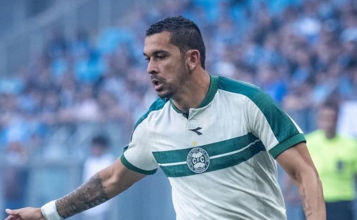 Expulsão complica e Coritiba perde para o Grêmio fora de casa