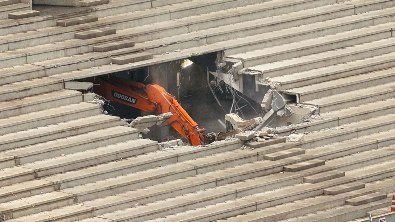 Athletico inicia demolição em setor interditado da Arena da Baixada