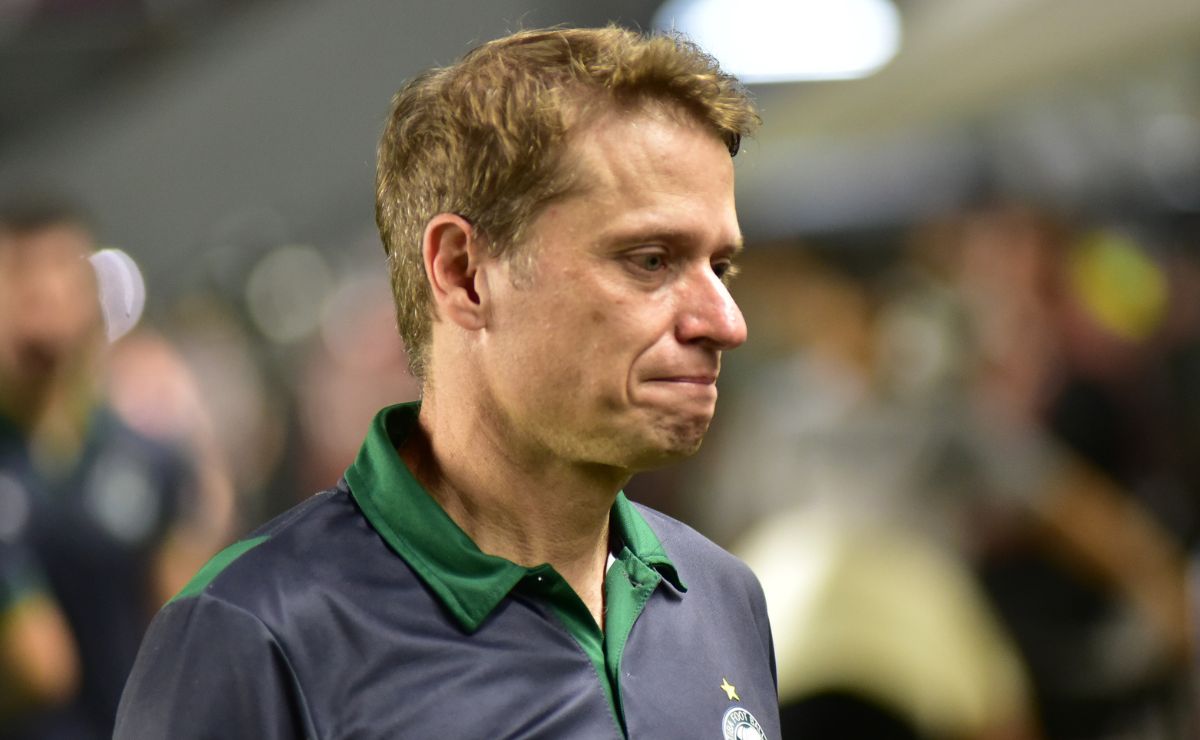 Seabra explica reservas contra o Santos e exalta força do elenco do Coritiba