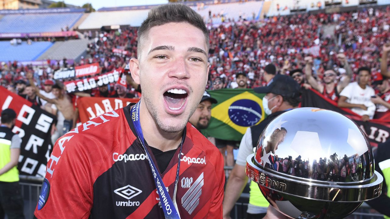 Campeão com o Athletico entra na mira do Corinthians
