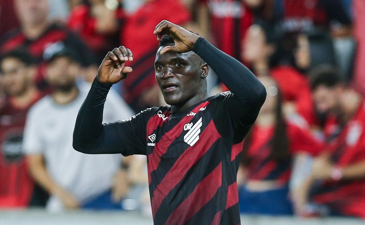 Athletico amassa e vira no fim com brilho de Viveros contra o Vitória