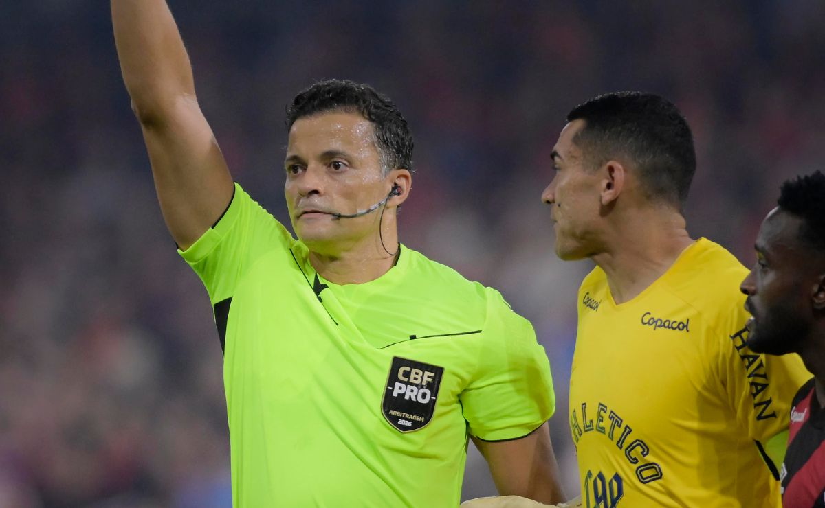 Áudio do VAR expõe polêmica em expulsão no Athletico