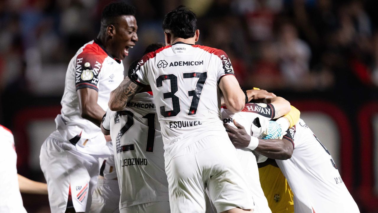 Goleiro Santos brilha nos pênaltis e coloca o Athletico nas oitavas da Copa do Brasil