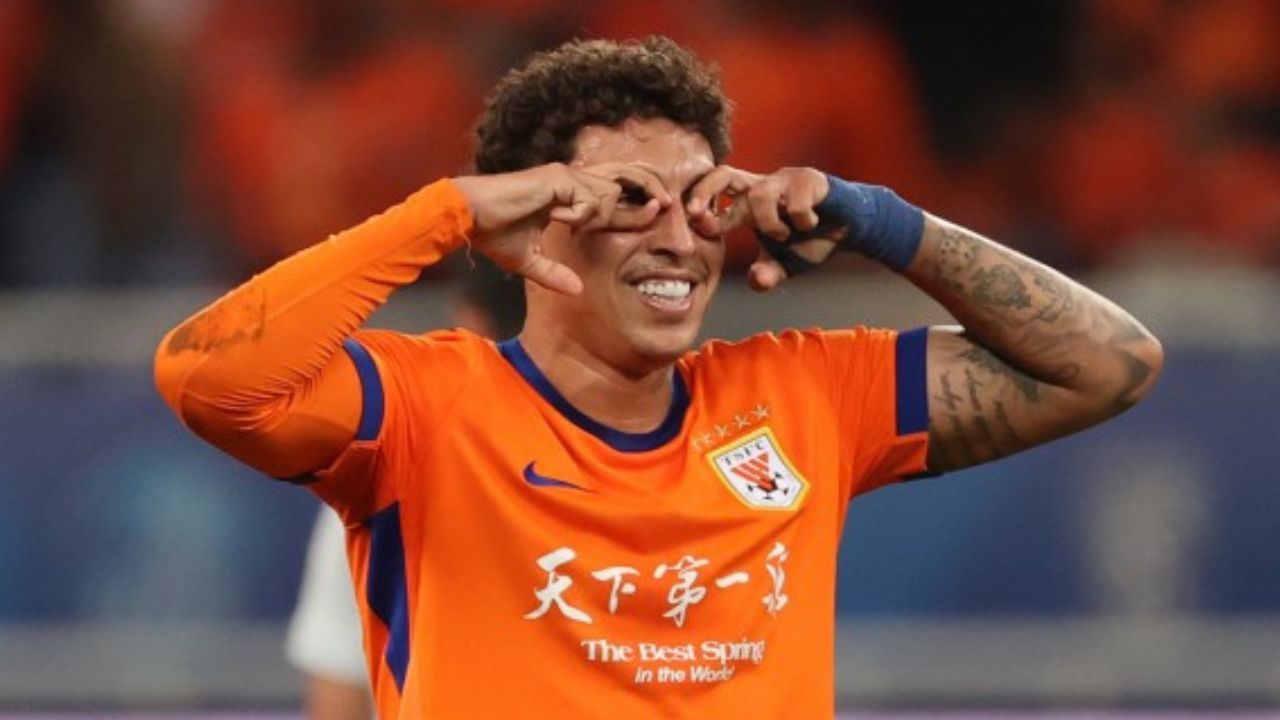 Ex-Athletico recebe nota 10 após hat-trick e assistência na China