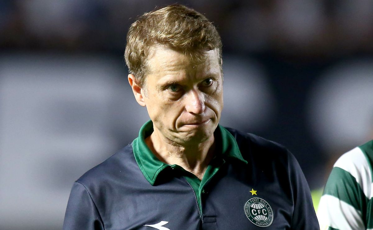 Seabra admite vexame do Coritiba e cobra reação imediata