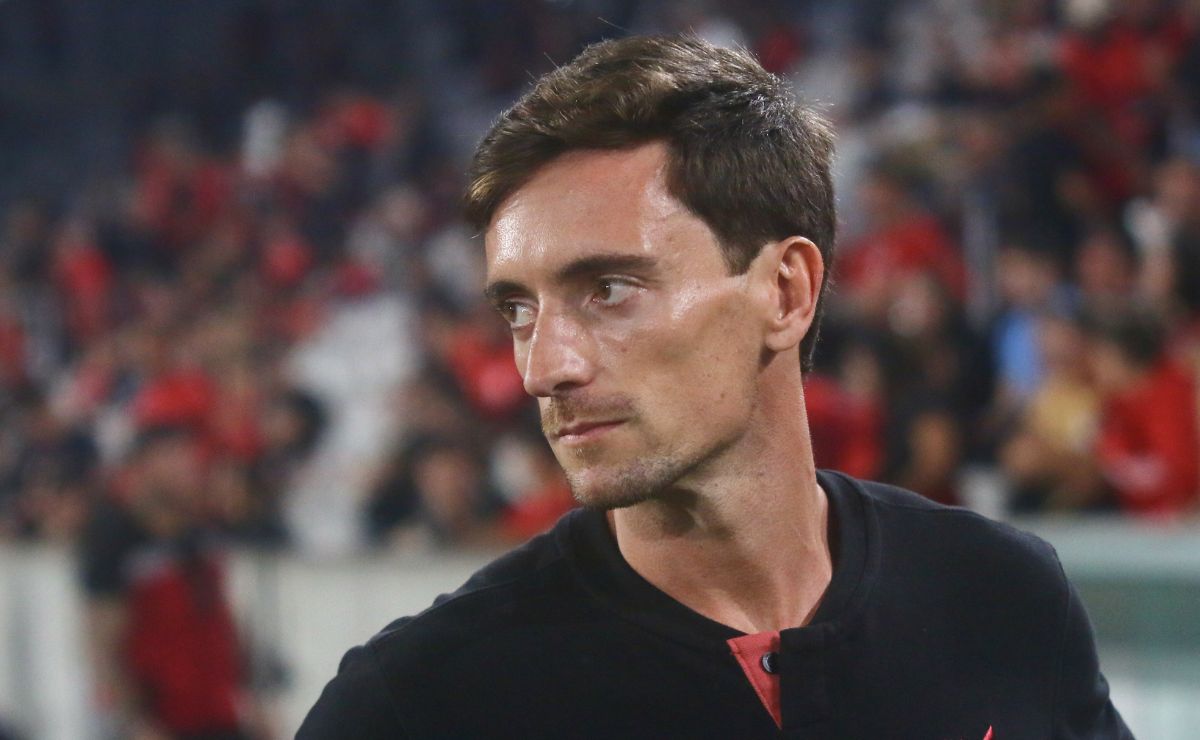 Ex-técnico do Athletico entra na mira do Flamengo