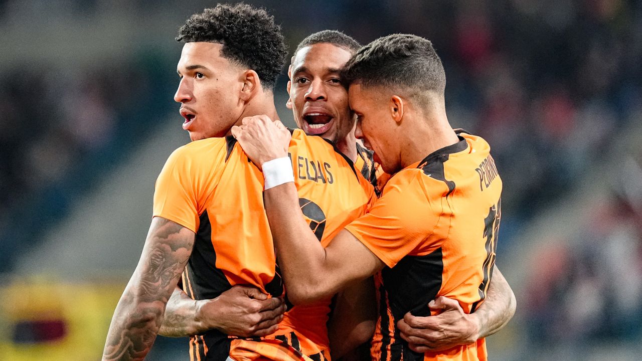 Ex-Athletico faz gol contra e dá assistência em eliminação do Shakhtar na Europa