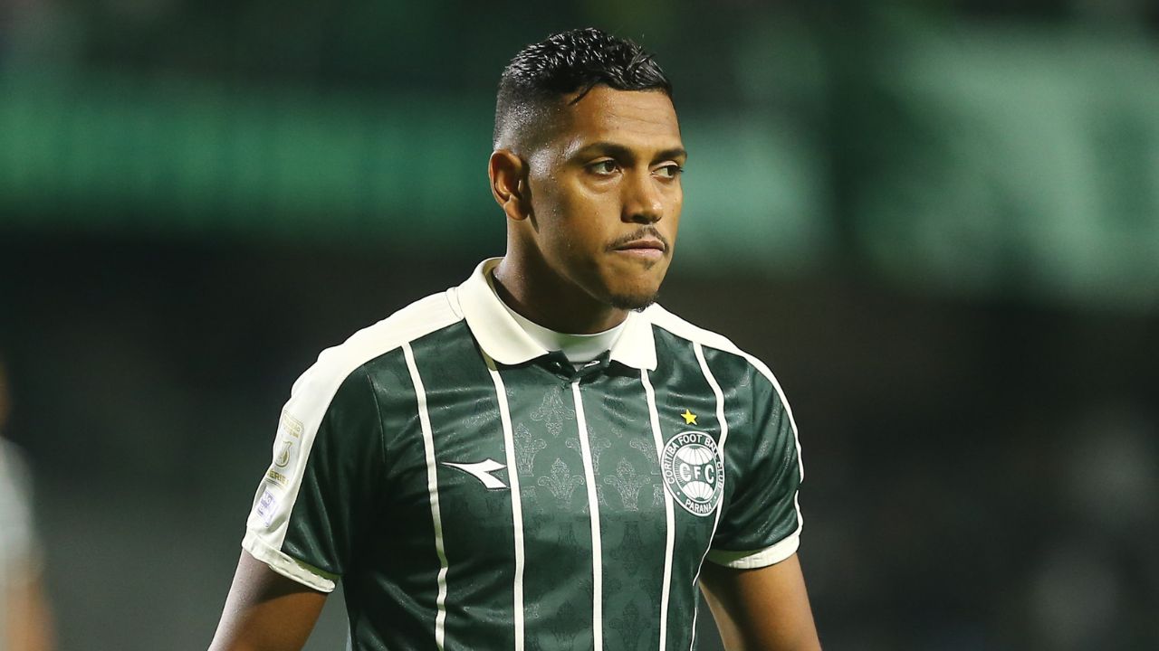 Após expulsão contra o Flamengo, atacante do Coritiba pode pegar gancho pesado