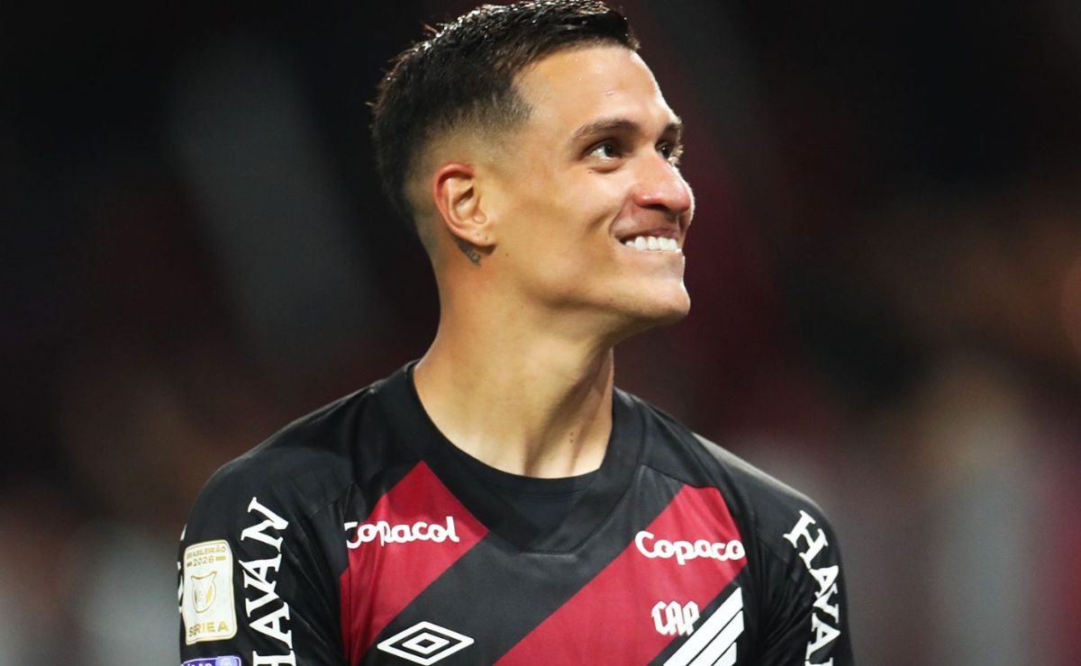 Volante do Athletico é convocado para a Copa; artilheiro do Brasileirão fica fora