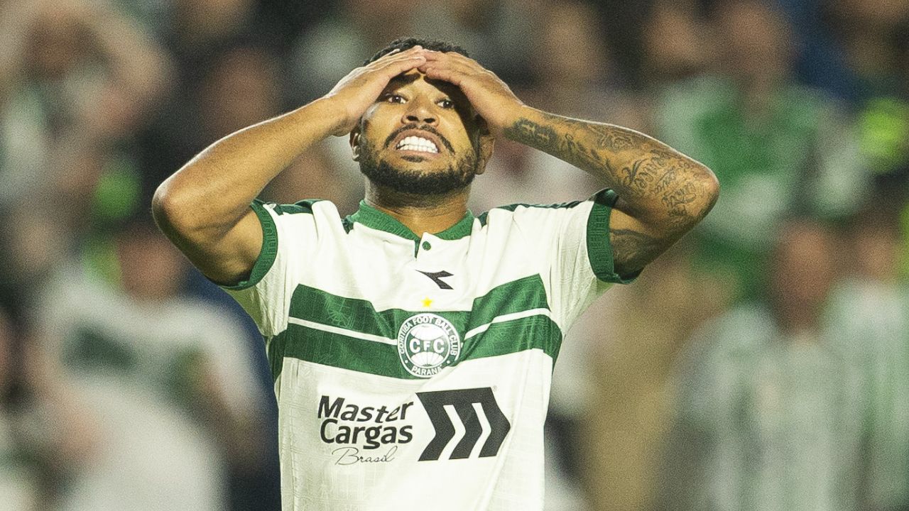 Sob gritos de “vergonha”, Coritiba é eliminado pelo Santos e entra em crise no Couto