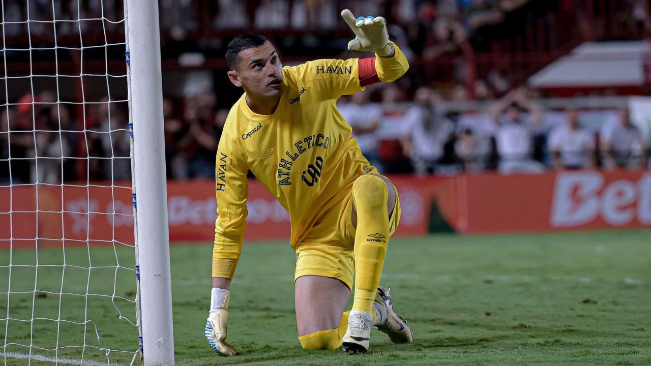 Herói, Santos acumula 21 pênaltis defendidos e oito classificações pelo Athletico