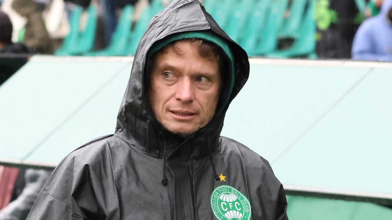 Seabra nega falta de coragem do Coritiba e cita gosto amargo após empate