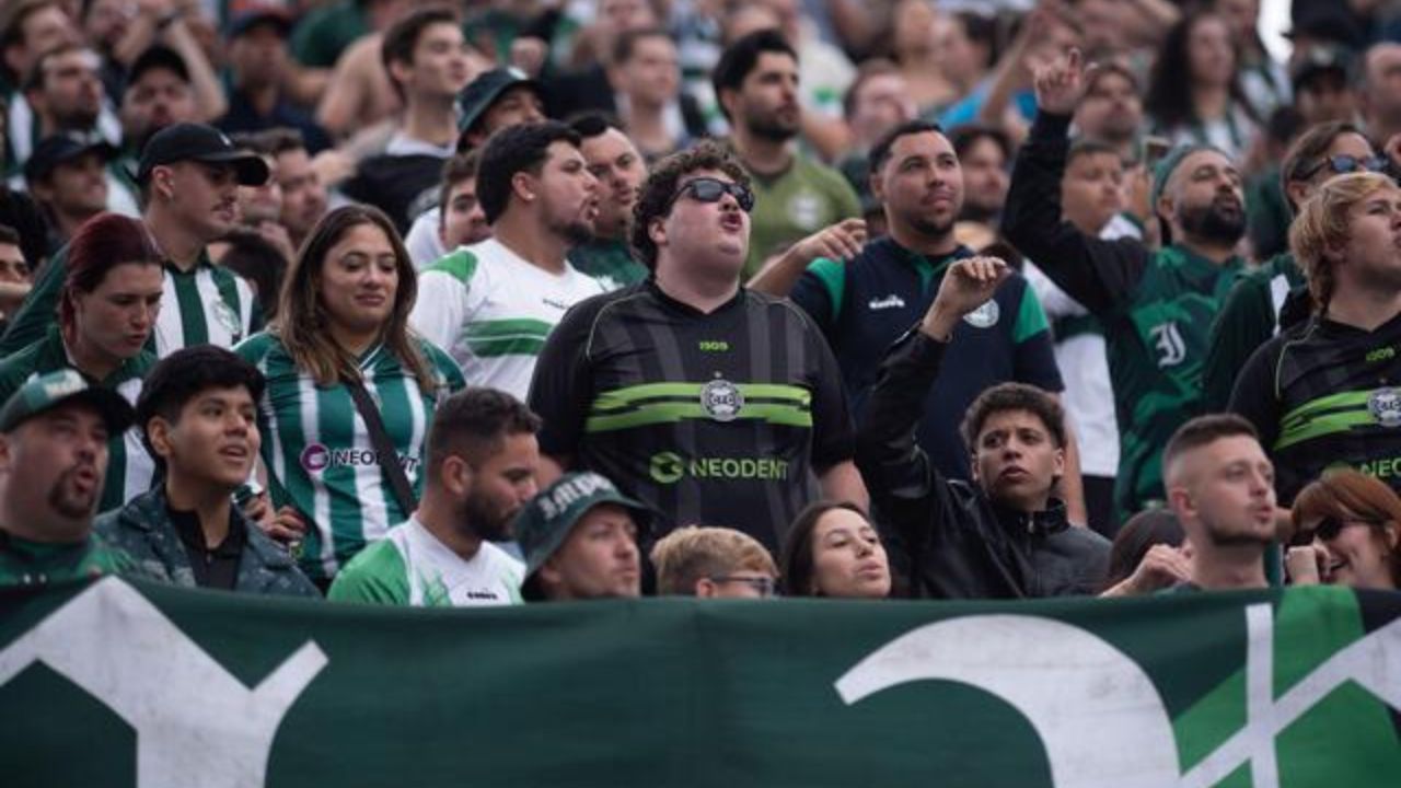 Organizada do Coritiba perde os 3 gols, mas domina festa em São Paulo