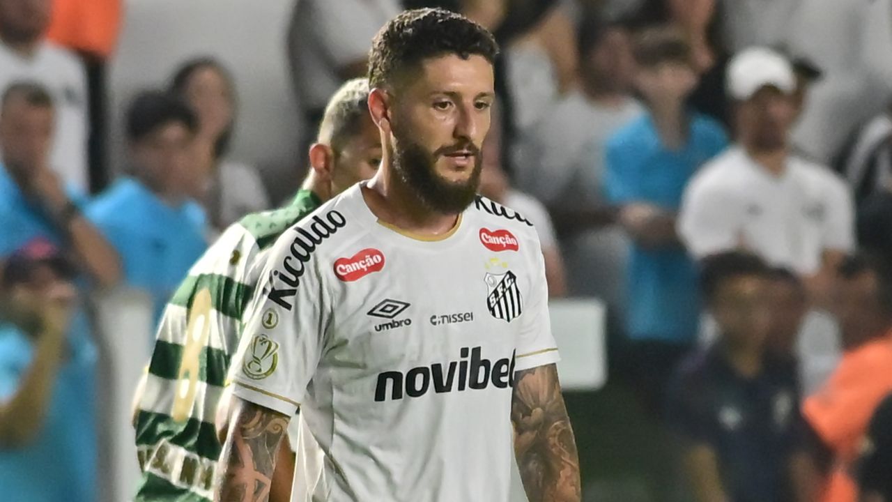 Meia revelado pelo Coritiba pede para treinar em separado e tem futuro indefinido