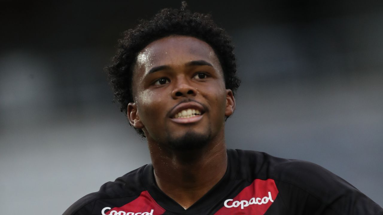 Artilheiro na base e carrasco do Coritiba assina primeiro contrato profissional no Athletico