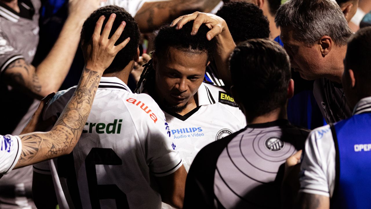 Atacante de Cabo Verde brilha em clube paranaense na Série B e conta promessa de Vozinha