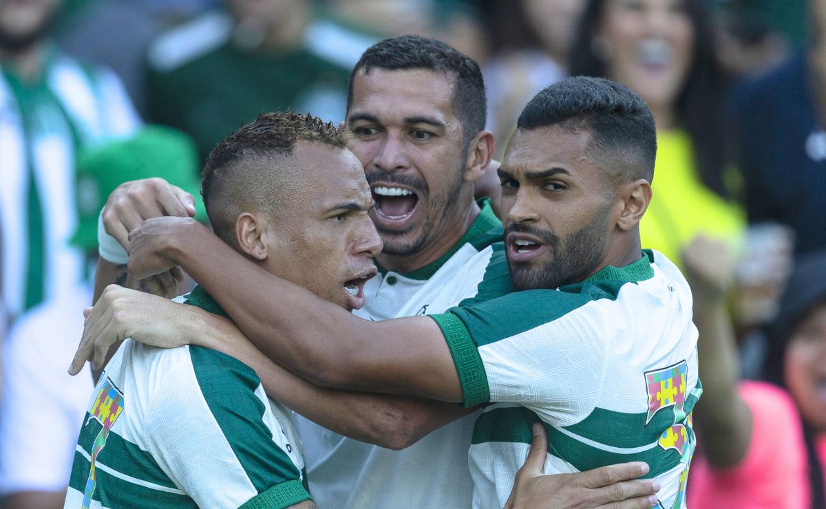 Reforço mais caro do Coritiba é eleito melhor jogador do mês no Brasileirão