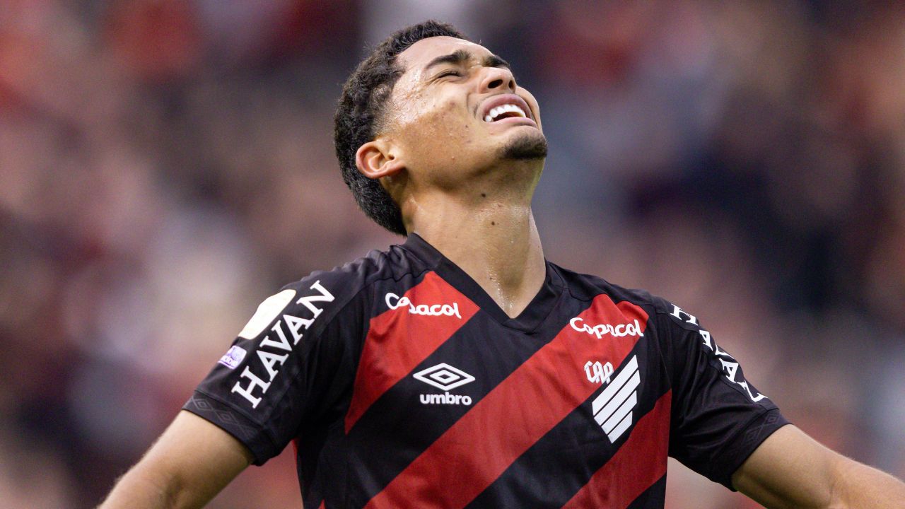 “Vai ser o melhor lateral-esquerdo da história”: Quem é a nova sensação do Athletico