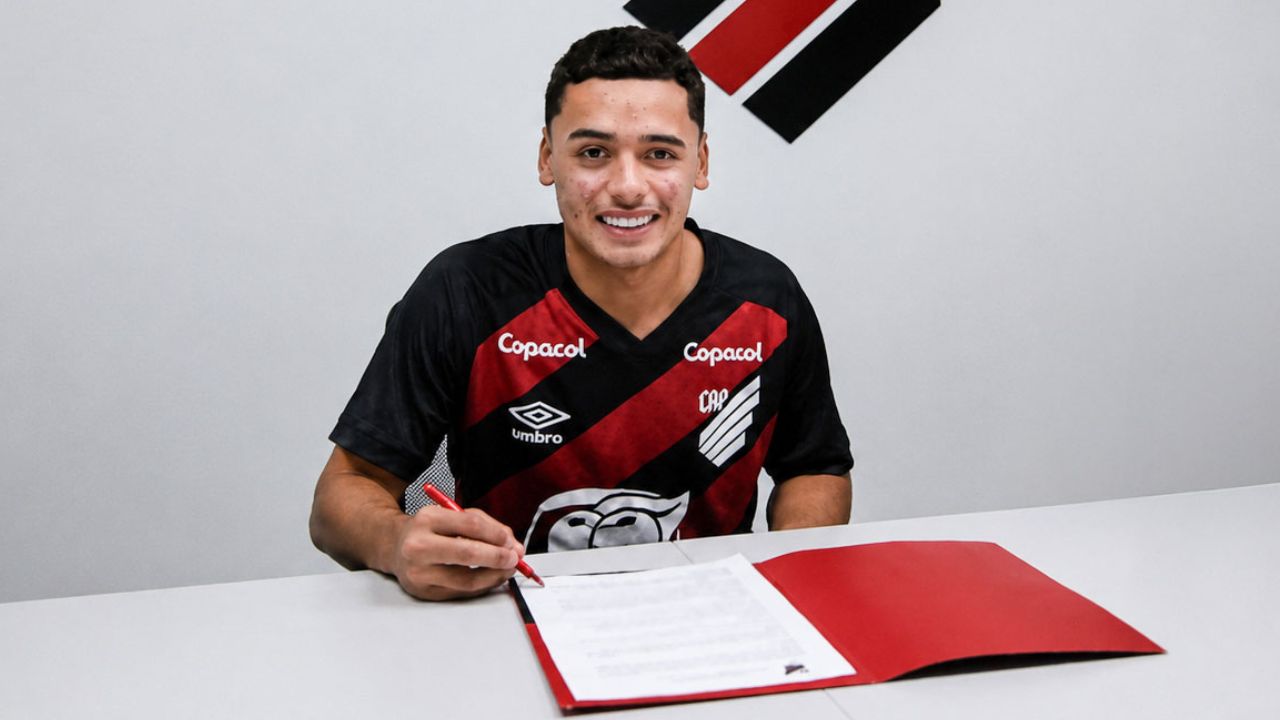 Camisa 10 do time sub-17 do Athletico assina primeiro contrato profissional