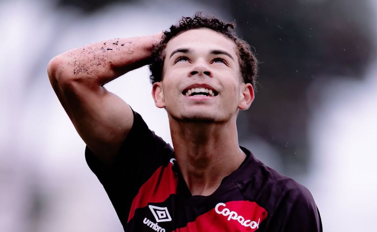 Joia do Athletico e da seleção celebra ‘tríplice coroa’ com o Furacão