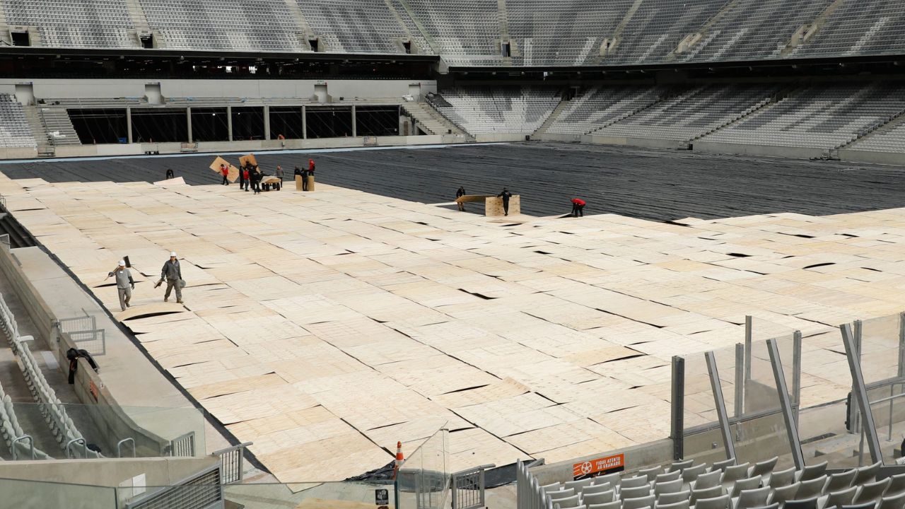 Athletico conclui primeira etapa de novo gramado sintético da Arena da Baixada