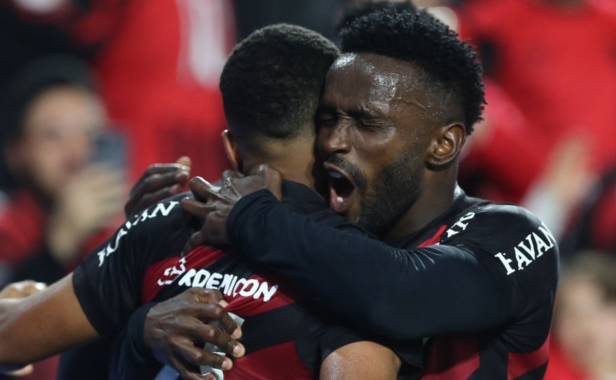 Em jogo de erros, Athletico ganha do Inter e encosta no Flamengo