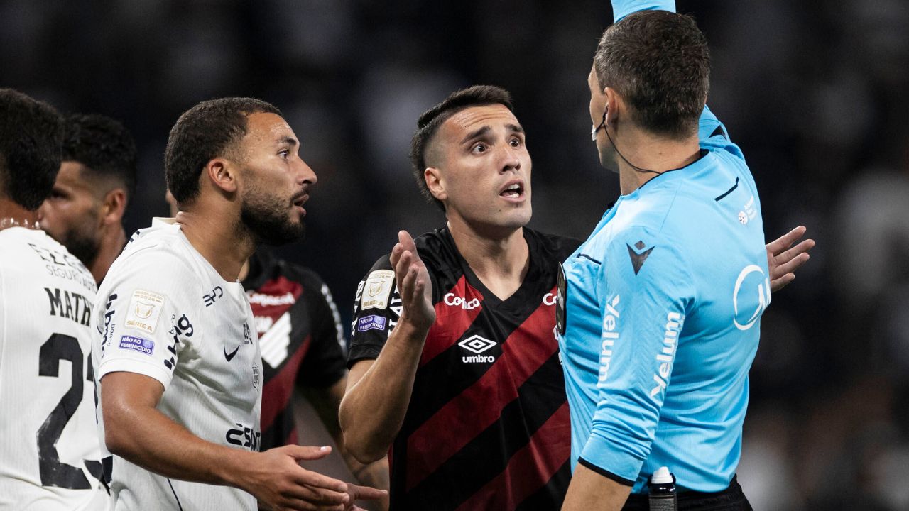 Em jogo brigado, Athletico mantém série invicta e tabu amargo contra o Corinthians