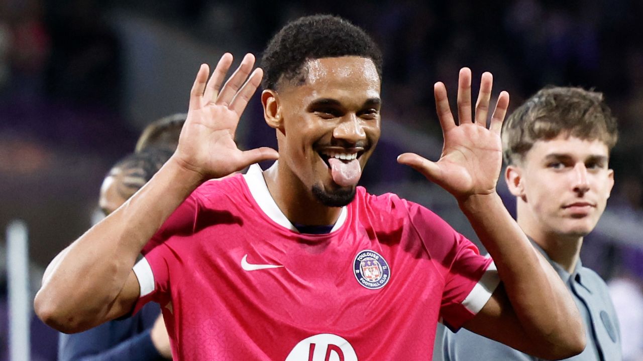 Atacante desprezado pelo Athletico acerta com clube da Premier League