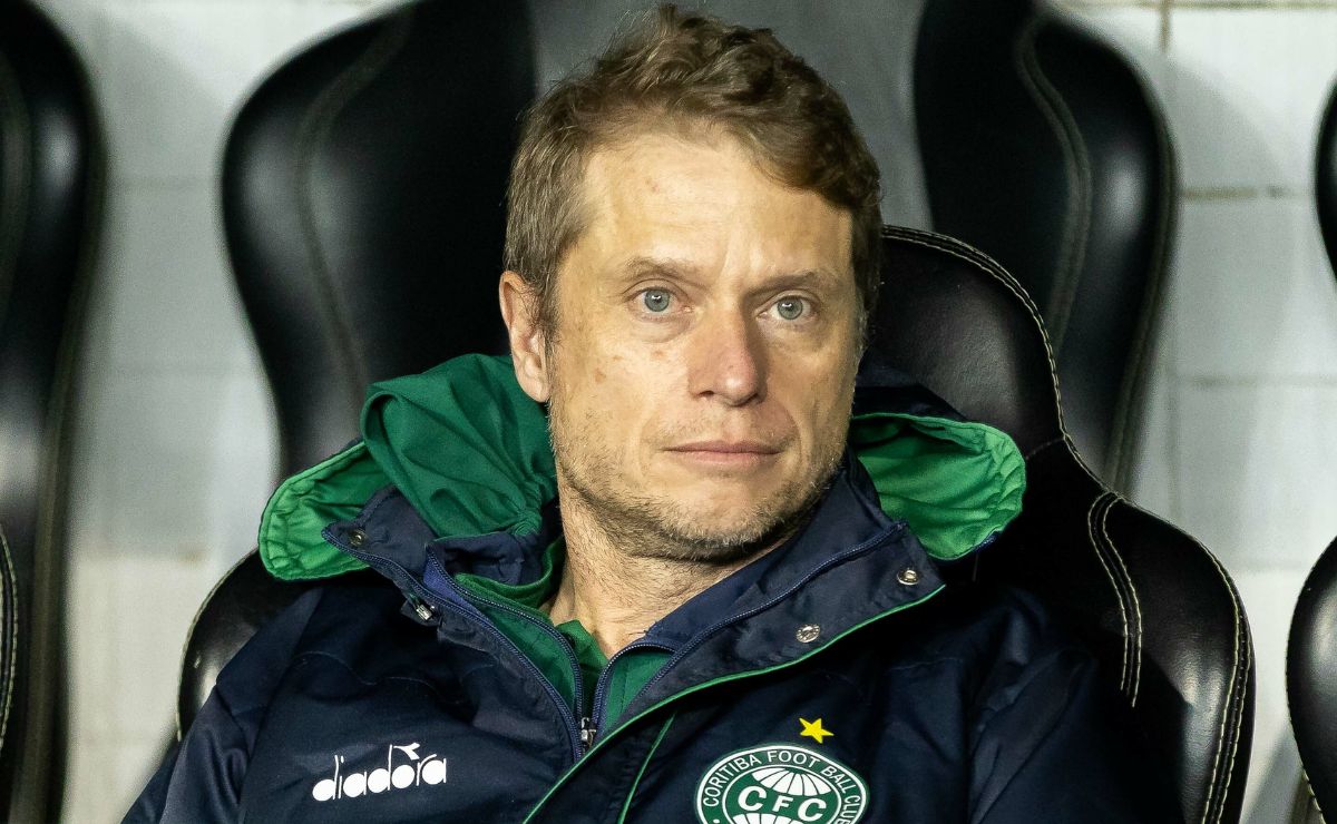Seabra lamenta falta de eficiência do Coritiba após nova derrota e defende elenco