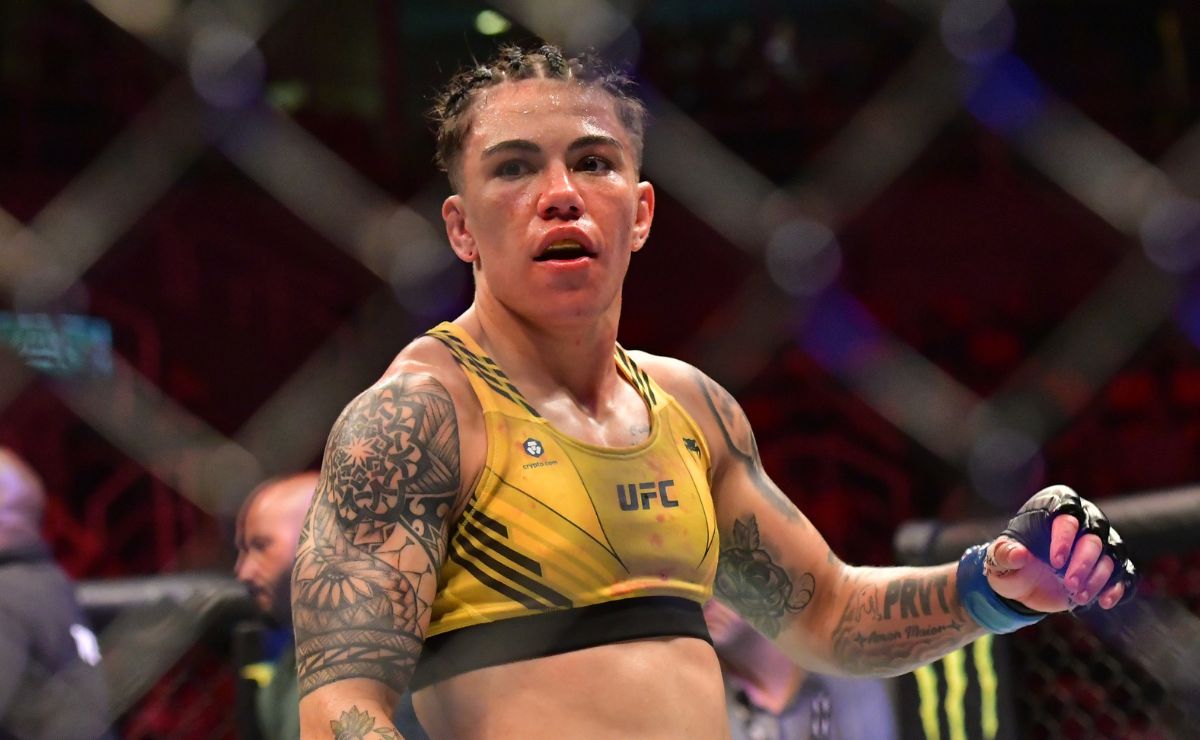 Ex-campeã do UFC, paranaense faz entregas para complementar renda após lesão