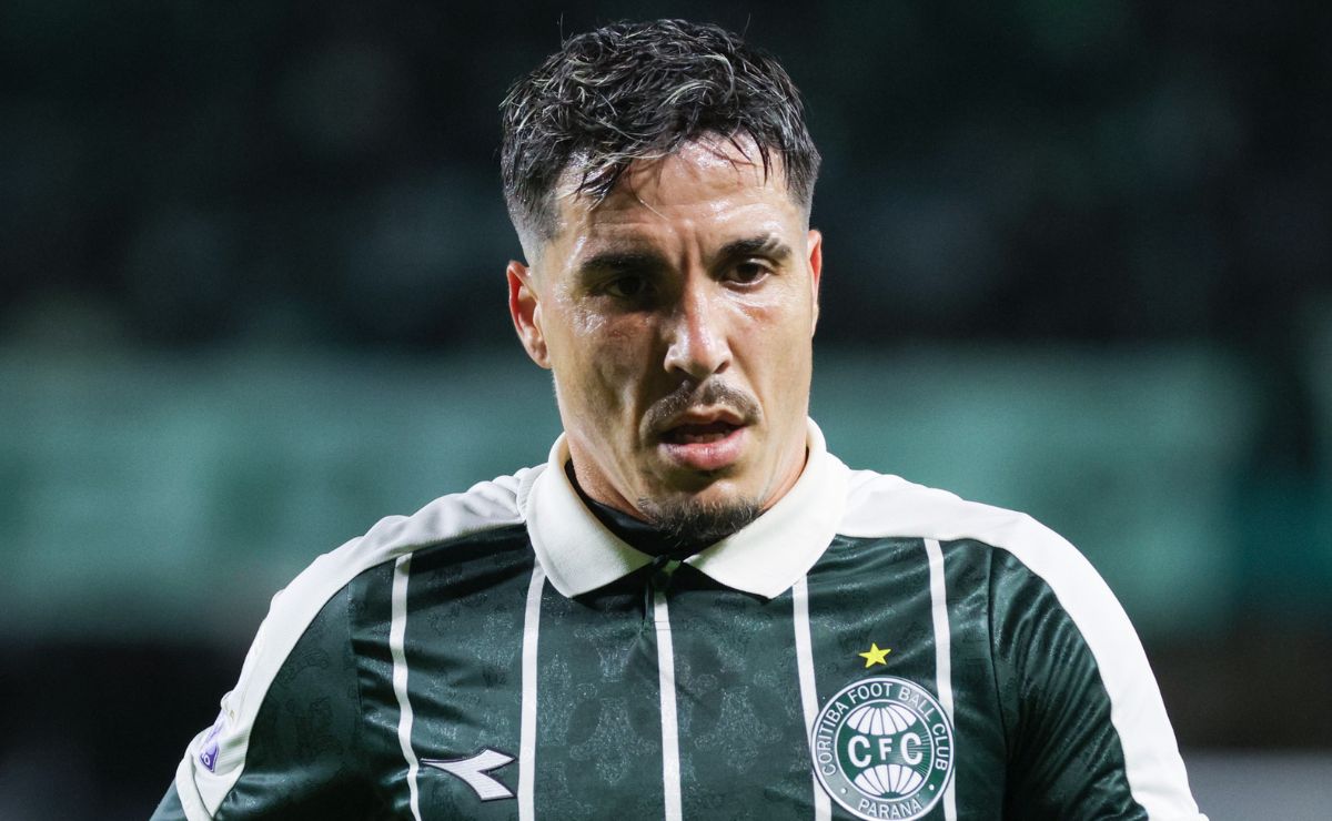 Josué revela reação do elenco após permanência de Seabra no Coritiba