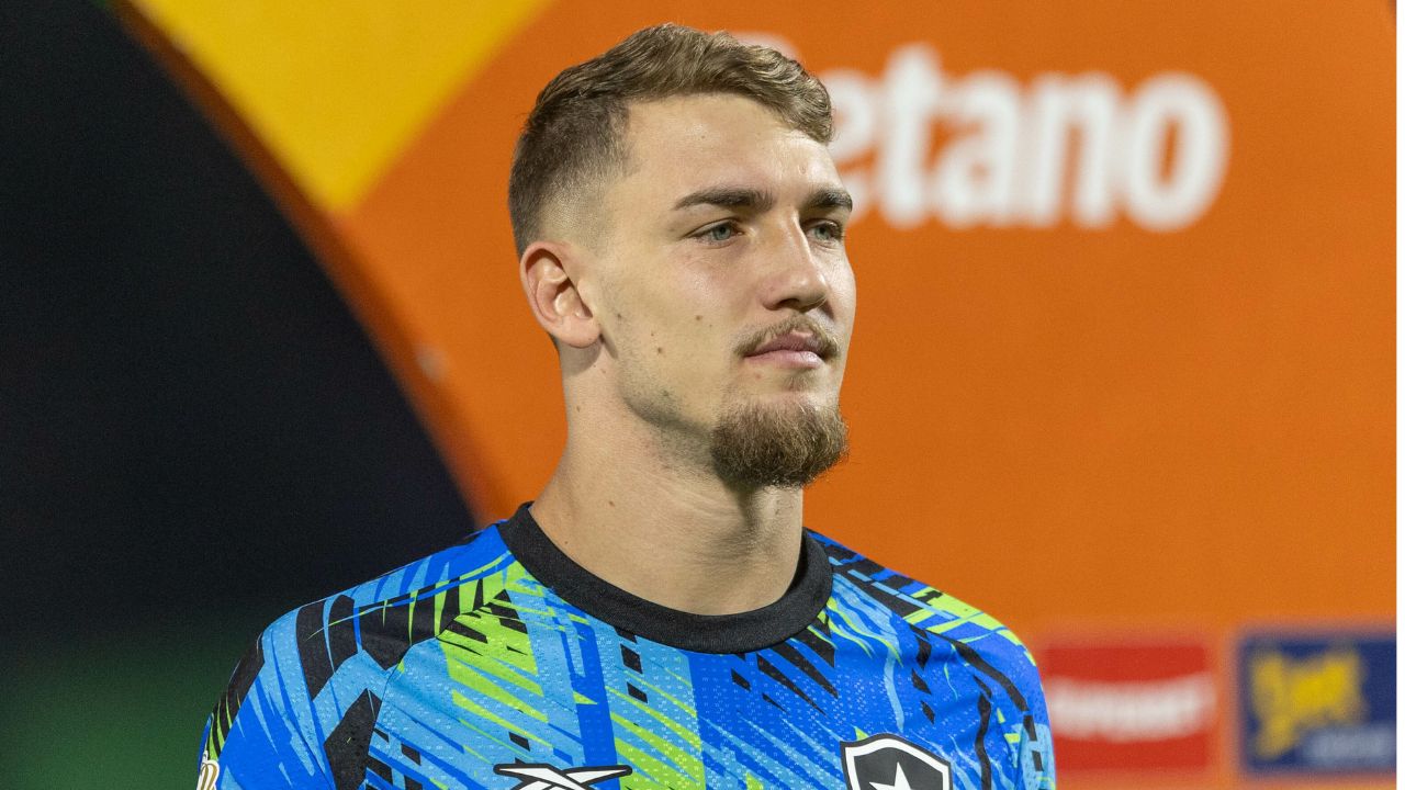 Botafogo encaminha saída de goleiro ex-Athletico para a Europa