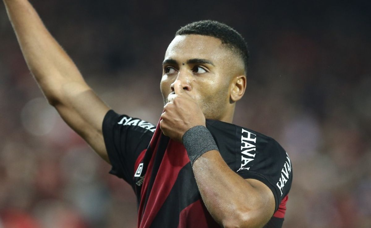 Athletico embala contra o Internacional e cola no Flamengo no Brasileirão