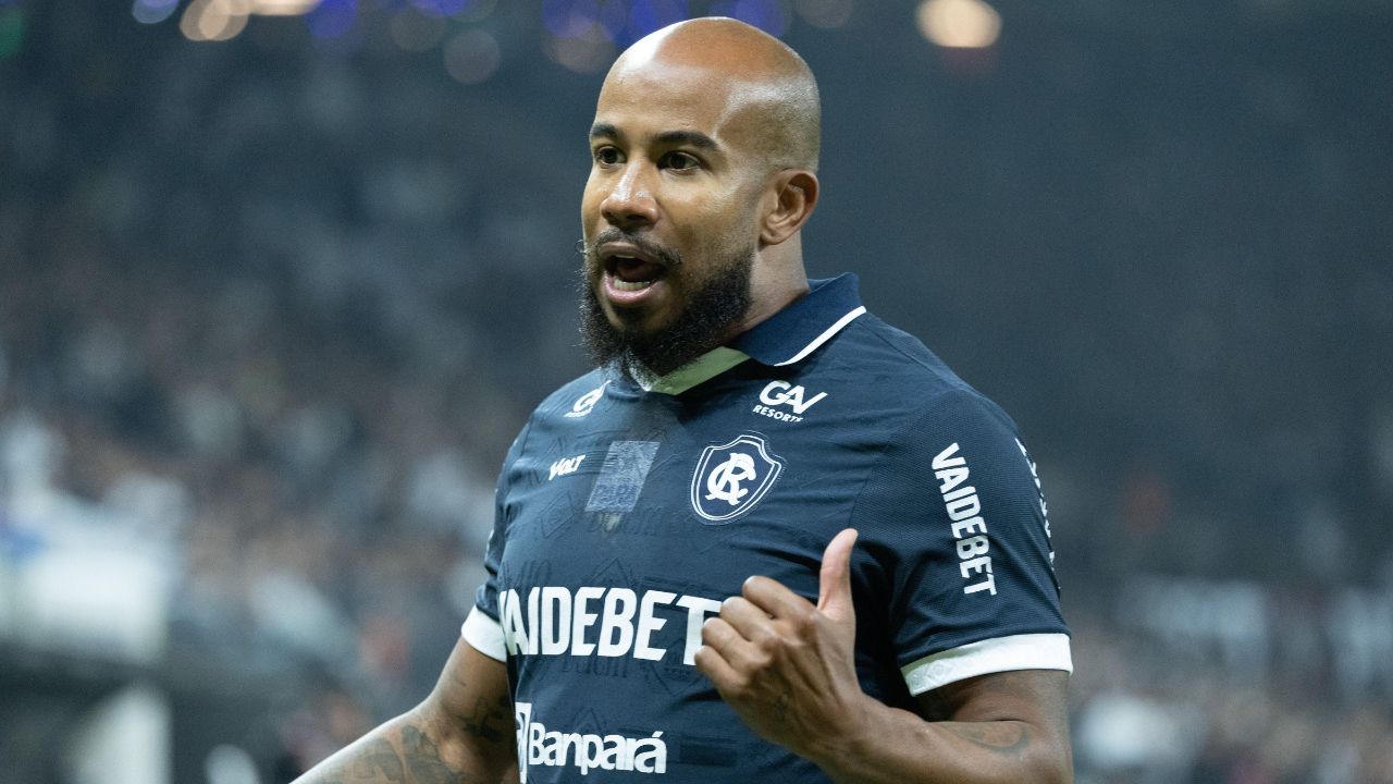 Santos tenta antecipar fim de contrato com meia ex-Athletico