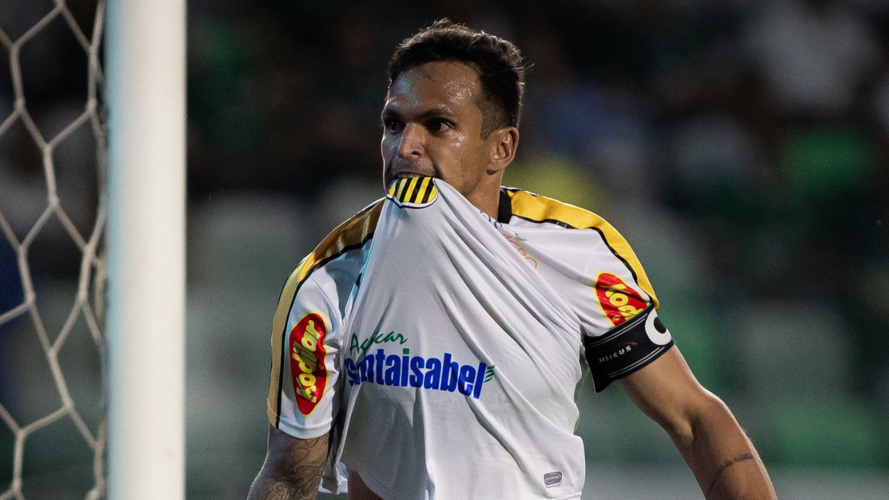 Voando! Ex-Coritiba se torna terceiro maior artilheiro do Brasil
