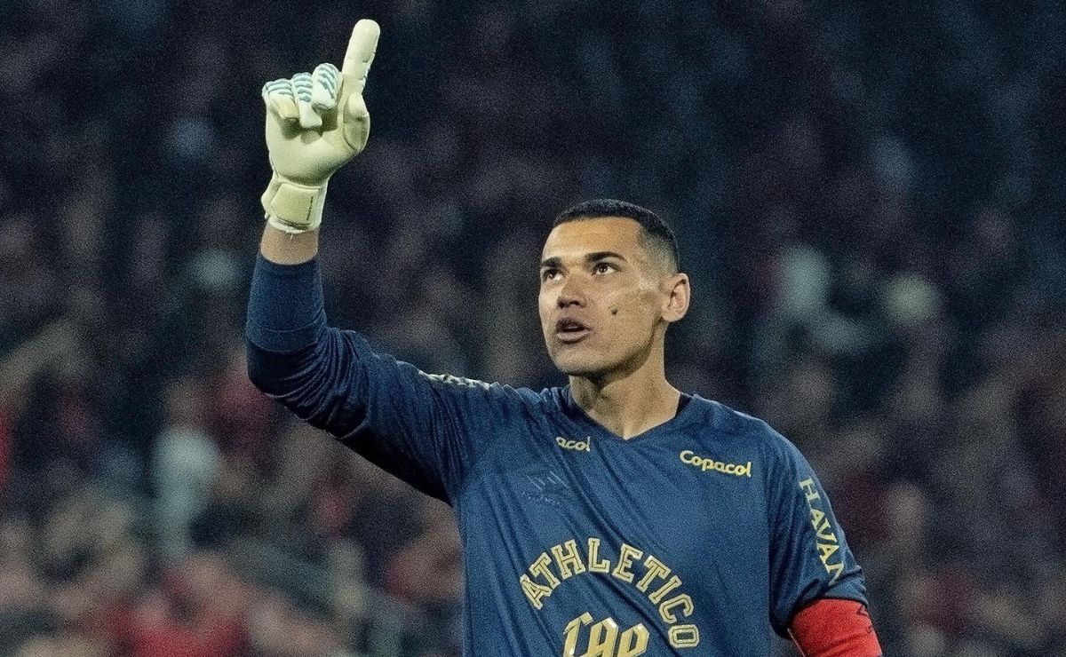 Santos faz história e vira o goleiro com mais jogos pelo Athletico