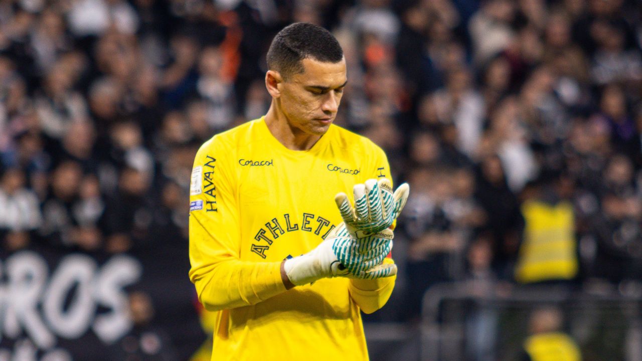 Goleiro Santos é decisivo em empate do Athletico, mas vira desfalque no Brasileirão