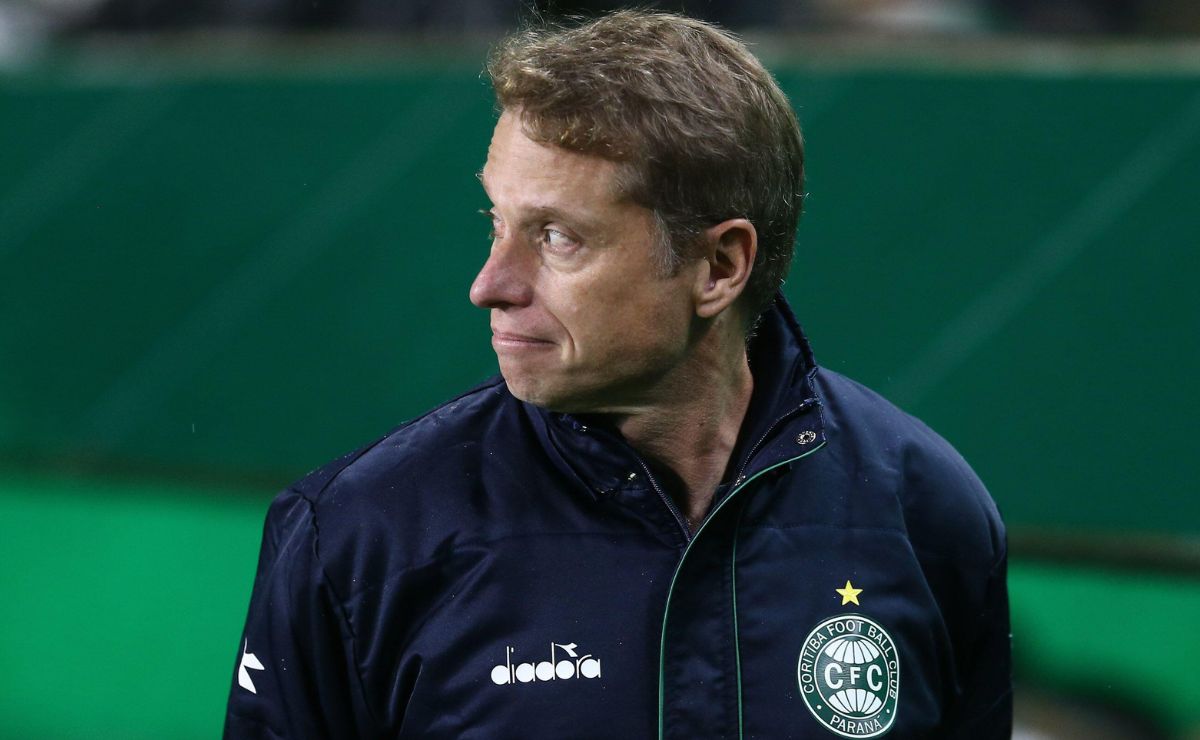 Seabra muda o Coritiba e ganha reforço para enfrentar o Bragantino