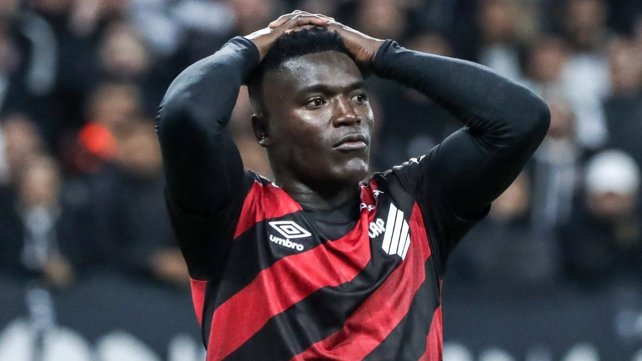 Viveros está tendo dificuldade no Athletico? Odair revela superação do artilheiro